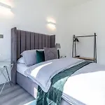 Elegant Apartment/2