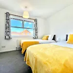 Free Private Parking! Central Mk Home, Driveway And Garden! Fully Equipped 4 Beds! Train Station 5 Mins