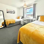 Free Private Parking! Central Mk Home, Driveway And Garden! Fully Equipped 4 Beds! Train Station 5 Mins