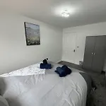 The Modern Apartment - 2 Bed 1 Bath Private Parking