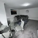 The Modern Apartment - 2 Bed 1 Bath Private Parking