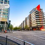 Prime Location - 4 Bedroom 3 Bathroom House - Sleeps Up To 8 - Free Parking, Fast Wifi, Balcony, Smart Tv And Private Garden By Yoko Property