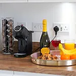 Glebe House - 5 Bedroom 3 Bathroom - Sleeps 10 - Driveway Parking, Fast Wifi, Smarttvs With Skytv, Xbox And Netflix By Yoko Property