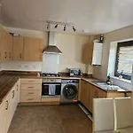 Broughton Comfy Den- Free Wifi, Netflix And Parking Available!
