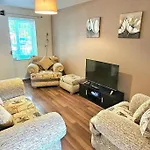 Cozy 3-Bed House Near Willen Lake With Garden