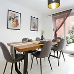 Detached 4 Bed-Ultrafast Wifi Garden Free Parking