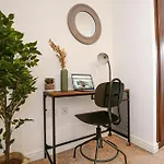 Detached 4 Bed-Ultrafast Wifi Garden Free Parking