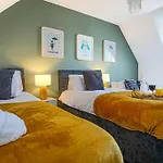 Luxury Detached House With Pool Table, Free Parking, Fast Wifi, Smart Tvs And Garden By Yoko Property