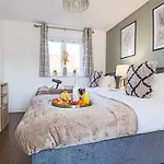 Luxury Detached House With Pool Table, Free Parking, Fast Wifi, Smart Tvs And Garden By Yoko Property