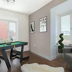 Luxury Detached House With Pool Table, Free Parking, Fast Wifi, Smart Tvs And Garden By Yoko Property