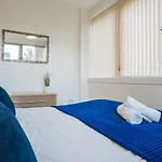 Stylish Two-Bedroom Apartment - Parking, 7 Mins From Station, Ideal For Business Travellers By Av Hughes Properties