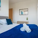 Stylish Two-Bedroom Apartment - Parking, 7 Mins From Station, Ideal For Business Travellers By Av Hughes Properties