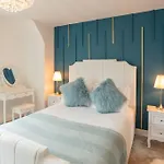 Luxurious 4 Dbl Bedroom House- Home Away From Home