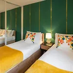 Luxurious 4 Dbl Bedroom House- Home Away From Home