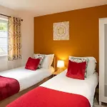 Luxurious 4 Dbl Bedroom House- Home Away From Home