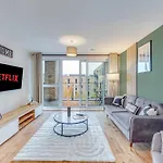 Beautiful Canal Side Apartment - City Centre - Balcony, Secure Parking, Self Check-In, Fast Wifi And Smart Tv With Sky Tv And Netflix By Yoko Property