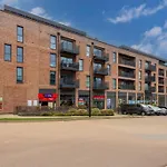 Beautiful Canal Side Apartment - City Centre - Balcony, Secure Parking, Self Check-In, Fast Wifi And Smart Tv With Sky Tv And Netflix By Yoko Property