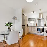 The Vizion Serviced Apartments From Pincott Properties - Free Parking, Private Balcony, And Wifi