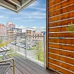 The Vizion Serviced Apartments From Pincott Properties - Free Parking, Private Balcony, And Wifi