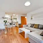 The Vizion Serviced Apartments From Pincott Properties - Free Parking, Private Balcony, And Wifi