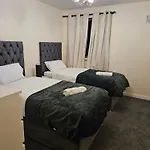 Lux Den Close To M1! Netflix , Parking & Broadband