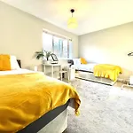 Furzton - Free Private Parking, Modern Home And Garden, 50 Tv, Sleeps 5