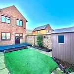 Furzton - Free Private Parking, Modern Home And Garden, 50 Tv, Sleeps 5
