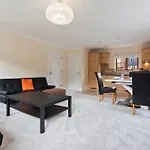 Cozy 2Bed Flat With Free Parking Near Willen Lake In Milton Keynes