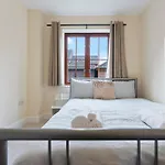 Cozy 2Bed Flat With Free Parking Near Willen Lake In Milton Keynes