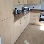 Broughton Comfy Den- Free Wifi, Netflix And Parking Available!