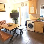 Nightrest Homes 6 Bedroom House- Smart Tv In Each Room - Parking - Wifi -Milton Keynes