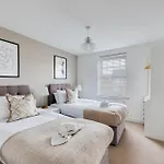 Stunning Detached House With Driveway Parking, Office Room, Self-Check-In, Fast Wifi And Smart Tv With Sky And Netflix By Yoko Property