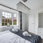Stunning Detached House With Driveway Parking, Office Room, Self-Check-In, Fast Wifi And Smart Tv With Sky And Netflix By Yoko Property