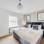 Stunning Detached House With Driveway Parking, Office Room, Self-Check-In, Fast Wifi And Smart Tv With Sky And Netflix By Yoko Property