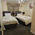 Lux Den Close To M1! Netflix , Parking & Broadband