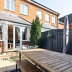 Modern And Spacious Home From Home 1 Mile From M1 - With Netflix, Prime Video, Ps5, Free Parking, Superfast Wifi, Bbq - Sleeps 11 - By Brightleap Apartments