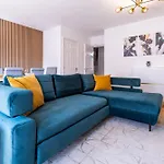 Modern And Spacious Home From Home 1 Mile From M1 - With Netflix, Prime Video, Ps5, Free Parking, Superfast Wifi, Bbq - Sleeps 11 - By Brightleap Apartments