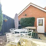 Modern And Spacious Home From Home 1 Mile From M1 - With Netflix, Prime Video, Ps5, Free Parking, Superfast Wifi, Bbq - Sleeps 11 - By Brightleap Apartments
