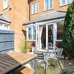Modern And Spacious Home From Home 1 Mile From M1 - With Netflix, Prime Video, Ps5, Free Parking, Superfast Wifi, Bbq - Sleeps 11 - By Brightleap Apartments