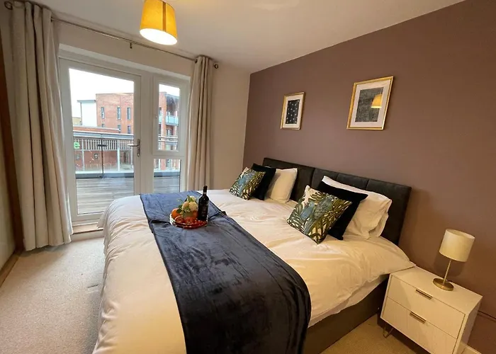 Roseview Luxury 2-Bed Apartment With Huge Balcony