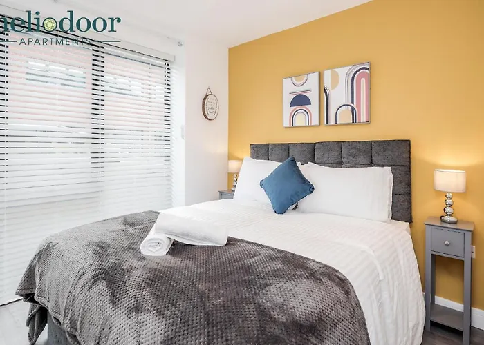 Milton Keynes Apartments, Sleeps Up To 5, Free Parking, Free Wifi & Movies, 7 Mins Drive To Milton Keynes Central Station For Direct Trains To London & The North