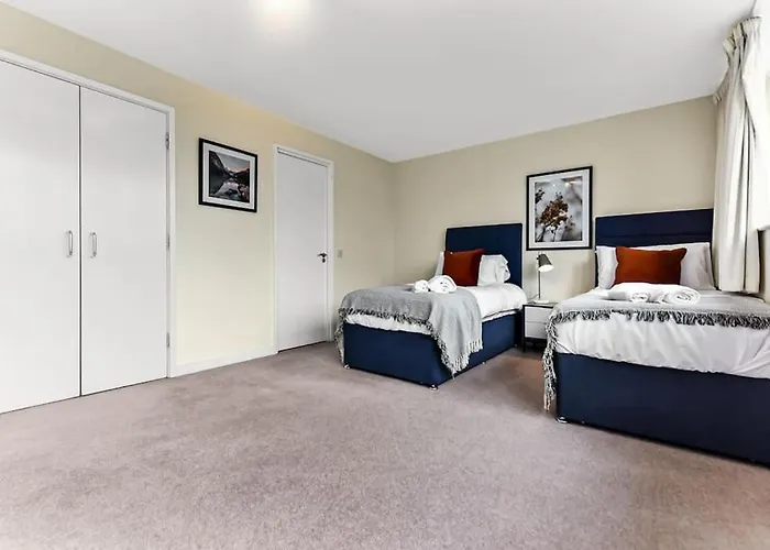 Large Group & Contractor Booking! Duplex W/Parking