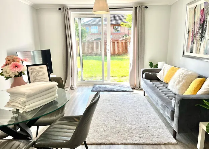 Free Private Parking! Central Mk Home, Driveway And Garden! Fully Equipped 4 Beds! Train Station 5 Mins