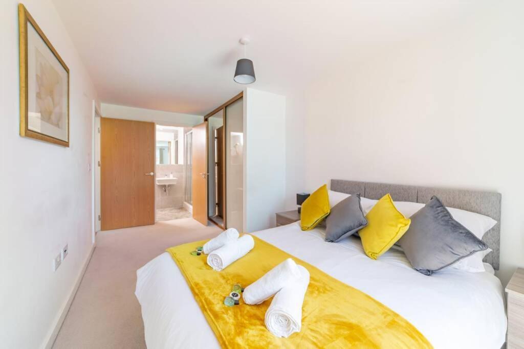 Spacious Two Bedroom, Two Bathroom With Free Parking, Wifi And Netflix By Hp * Milton Keynes