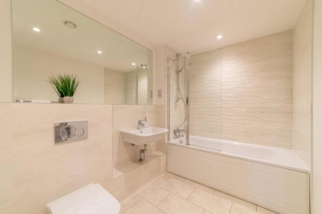 Spacious Two Bedroom, Two Bathroom With Free Parking, Wifi And Netflix By Hp Milton Keynes
