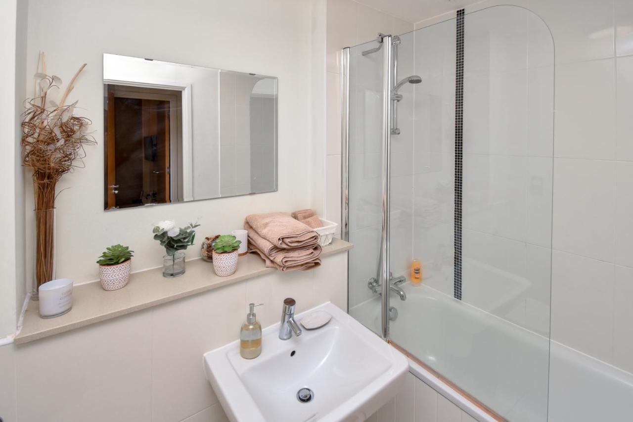 The Hub - Spacious, Bright And Modern With Free Parking Apartment