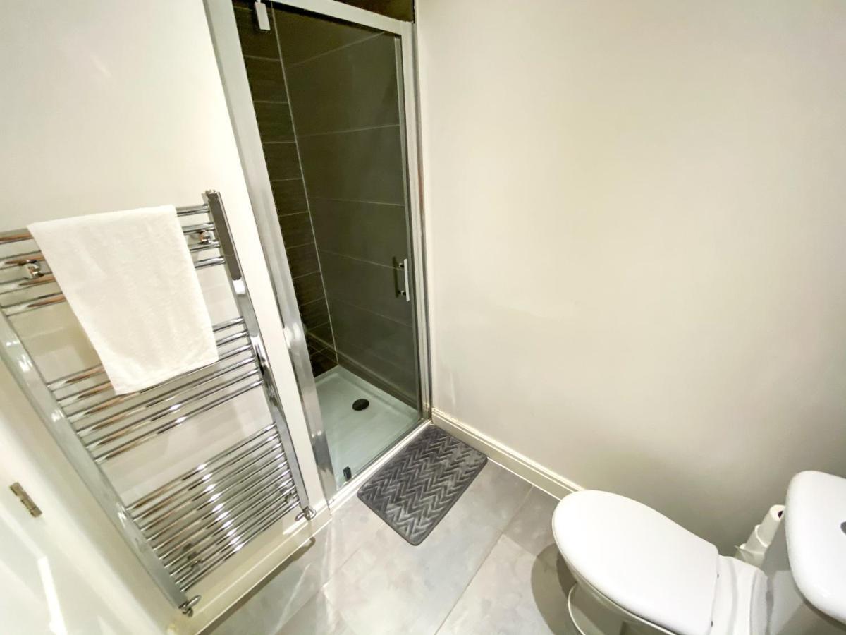 Homestay Contractor Specialist, 3 Bedroom House With Free Parking, Wifi & Netflix!