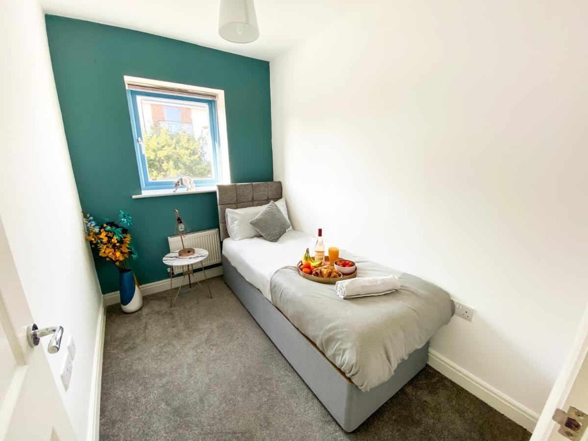 Contractor Specialist, 3 Bedroom House With Free Parking, Wifi & Netflix! * Milton Keynes