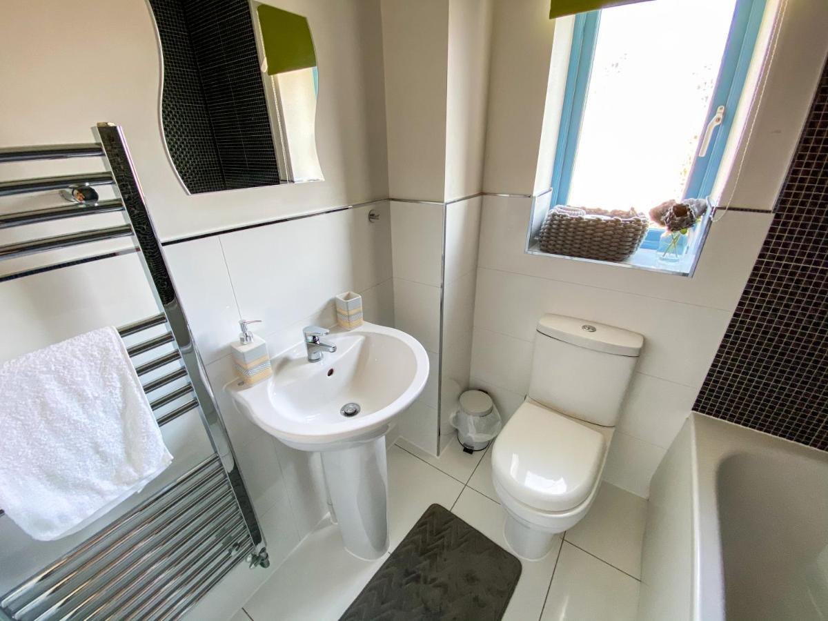 Contractor Specialist, 3 Bedroom House With Free Parking, Wifi & Netflix! Milton Keynes
