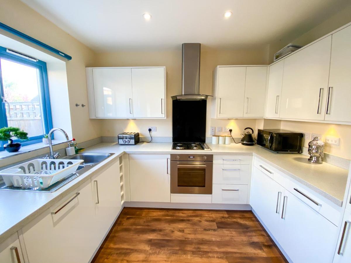 Homestay Contractor Specialist, 3 Bedroom House With Free Parking, Wifi & Netflix! *